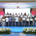PRESTASI: Pemkot Jakarta Utara memberi penghargaan puluhan perusahaan yang berjasa pada program Sertakan. Foto: BPJS Ketenagakerjaan