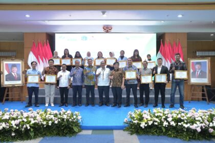 PRESTASI: Pemkot Jakarta Utara memberi penghargaan puluhan perusahaan yang berjasa pada program Sertakan. Foto: BPJS Ketenagakerjaan