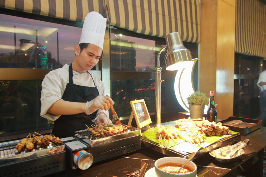 Aryaduta Menteng sajikan sederet menu iftar Ramadan dengan menggandeng salah satu maestro kuliner Indonesia paling berpengaruh, Chef William Wongso. (ipol.id/Alidrian Fahwi).