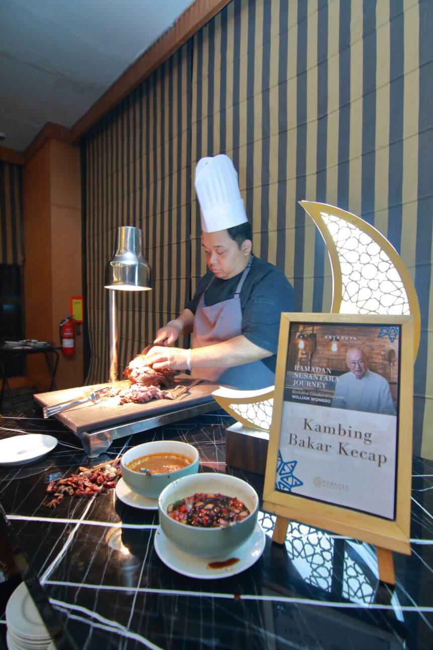 Aryaduta Menteng sajikan sederet menu iftar Ramadan dengan menggandeng salah satu maestro kuliner Indonesia paling berpengaruh, Chef William Wongso. (ipol.id/Alidrian Fahwi).