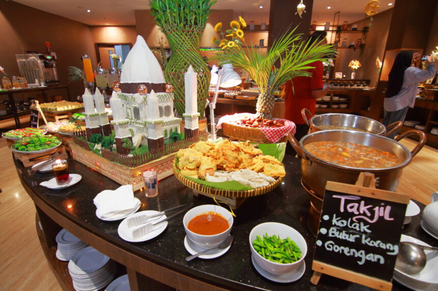 Aneka hidangan iftar Ramadan di Luminor Hotel Jakarta Kota. (Alidrian Fahwi/ipol.id).