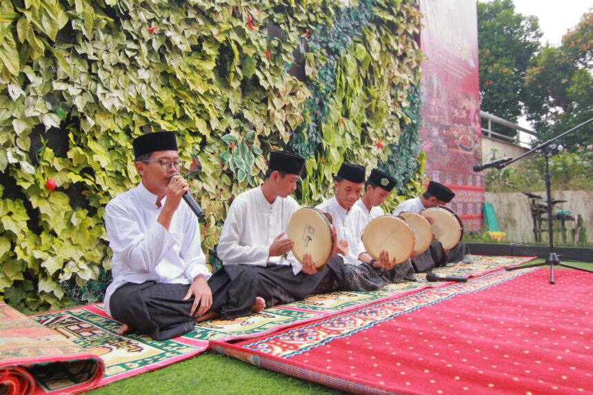 Pertunjukan marawis persembahan adik-adik Yatim Piatu Nurul Iman Jafariah. (Alidrian Fahwi/ipol.id).