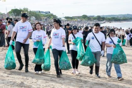 BRI melalui aktivitas Corporate Social Responsibility (CSR) BRI Peduli, melaksanakan aksi “Bersih-bersih Pantai untuk Lingkungan Berkelanjutan” yang berlangsung di Pantai Kedonganan, Desa Kedonganan, Kec. Kuta, Kab. Badung, Prov. Bali pada Jumat (06/01). Foto: Dok BRI