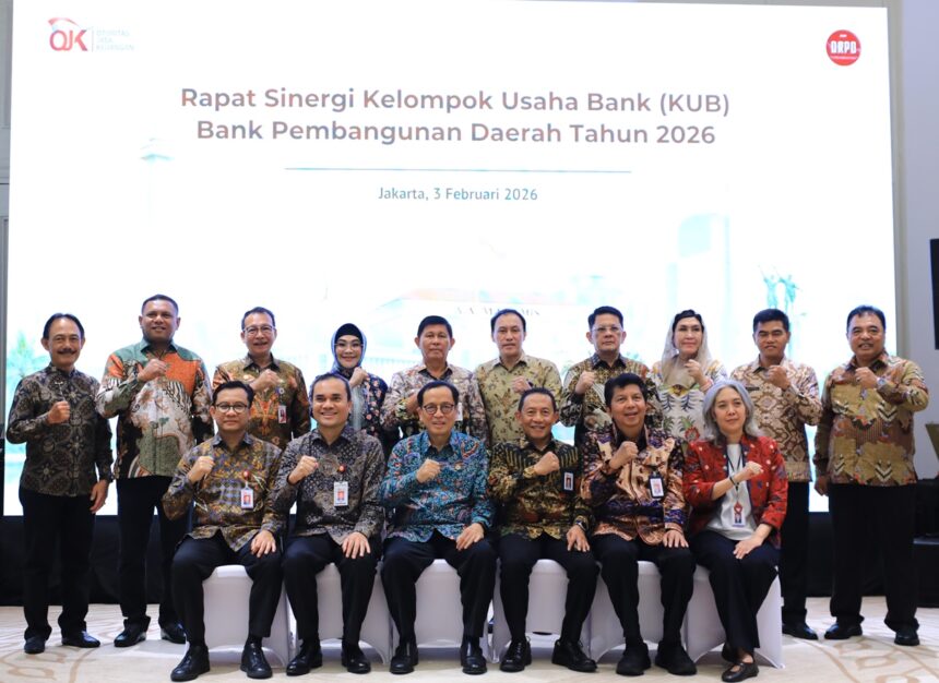 Kepala Eksekutif Pengawas Perbankan OJK, Dian Ediana Rae, dalam pertemuan dengan Direktur Utama dan Anggota Dewan Komisaris Bank Induk, Pelaksana Perusahaan Induk, serta seluruh Bank Anggota KUB BPD yang diselenggarakan di Gedung A.A. Maramis, Jakarta, Selasa (3/2).
