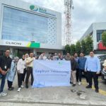 GRATIS: Suasana pembagian takjil di depan Kantor Cabang BPJS Ketenagakerjaan Jakarta Cilincing, Jakarta Utara. (foto BPJS Ketenagakerjaan)