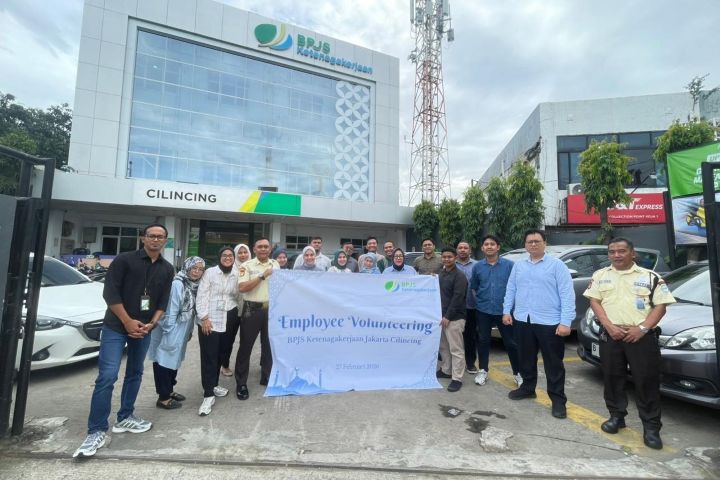 GRATIS: Suasana pembagian takjil di depan Kantor Cabang BPJS Ketenagakerjaan Jakarta Cilincing, Jakarta Utara. (foto BPJS Ketenagakerjaan)