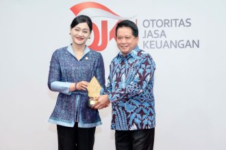 Direktur Utama PT Bank Rakyat Indonesia (Persero) Tbk Hery Gunardi bersama Ketua Dewan Komisioner Otoritas Jasa Keuangan Friderica Widyasari Dewi dalam acara Economic Outlook 2026 yang diselenggarakan oleh Otoritas Jasa Keuangan pada Kamis (19/2). Foto: Dok BRI