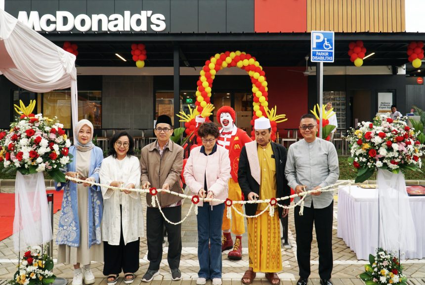 Memasuki 35 tahun perjalanannya, McDonald’s Indonesia terus bertumbuh bersama masyarakat dengan menghadirkan restoran baru di kawasan Puncak, Jawa Barat (20/02). Peresmian restoran kesembilan di wilayah Kabupaten Bogor ini dihadiri Nur Indrawan, Sekretaris Camat Cisarua yang didampingi perwakilan McDonald’s Indonesia di antaranya Ratna Wirahadikusumah, Director of Store Development Group PT Rekso Nasional Food dan Yulianti Hadena, Human Resources & General Services Director PT Rekso Nasional Food. (dok. McDonald’s Indonesia).