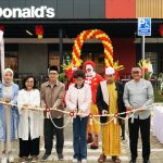 Memasuki 35 tahun perjalanannya, McDonald’s Indonesia terus bertumbuh bersama masyarakat dengan menghadirkan restoran baru di kawasan Puncak, Jawa Barat (20/02). Peresmian restoran kesembilan di wilayah Kabupaten Bogor ini dihadiri Nur Indrawan, Sekretaris Camat Cisarua yang didampingi perwakilan McDonald’s Indonesia di antaranya Ratna Wirahadikusumah, Director of Store Development Group PT Rekso Nasional Food dan Yulianti Hadena, Human Resources & General Services Director PT Rekso Nasional Food. (dok. McDonald’s Indonesia).