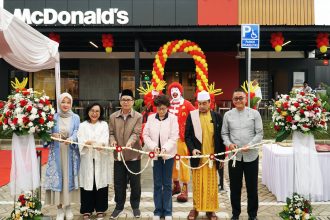 Memasuki 35 tahun perjalanannya, McDonald’s Indonesia terus bertumbuh bersama masyarakat dengan menghadirkan restoran baru di kawasan Puncak, Jawa Barat (20/02). Peresmian restoran kesembilan di wilayah Kabupaten Bogor ini dihadiri Nur Indrawan, Sekretaris Camat Cisarua yang didampingi perwakilan McDonald’s Indonesia di antaranya Ratna Wirahadikusumah, Director of Store Development Group PT Rekso Nasional Food dan Yulianti Hadena, Human Resources & General Services Director PT Rekso Nasional Food. (dok. McDonald’s Indonesia).