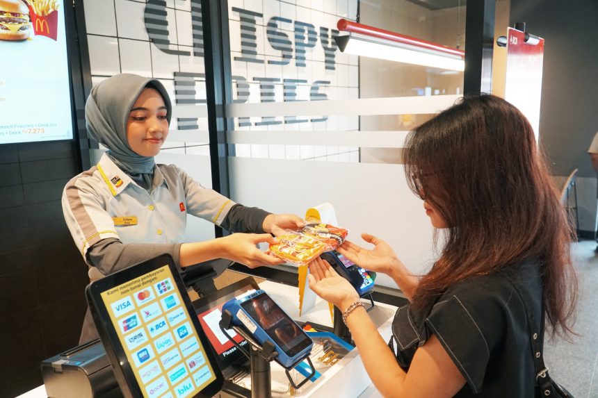 Kehadiran McDonald’s Puncak mendorong penciptaan lapangan kerja dan kesempatan pengembangan talenta lokal. Kehadiran restoran ini membuka peluang bagi lebih dari 30 tenaga kerja asal Kabupaten Bogor, serta memperkuat ekosistem ekonomi daerah melalui kemitraan dengan pemasok lokal di wilayah Sentul, Parung, dan Megamendung. (dok. McDonald’s Indonesia).