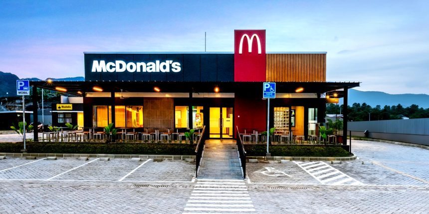Berlokasi di Jl. Raya Puncak KM 80, Desa Leuwimalang, Kecamatan Cisarua, McDonald’s Puncak hadir melayani pelanggan selama 24 jam. Restoran ini memiliki kapasitas hingga 158 kursi dan dilengkapi berbagai fasilitas seperti area bermain anak, musala, teknologi Self-Ordering Kiosk (SOK), Wi-Fi bebas biaya, hingga layanan Drive Thru yang ditunjang dengan area parkir yang memadai. (dok. McDonald’s Indonesia).