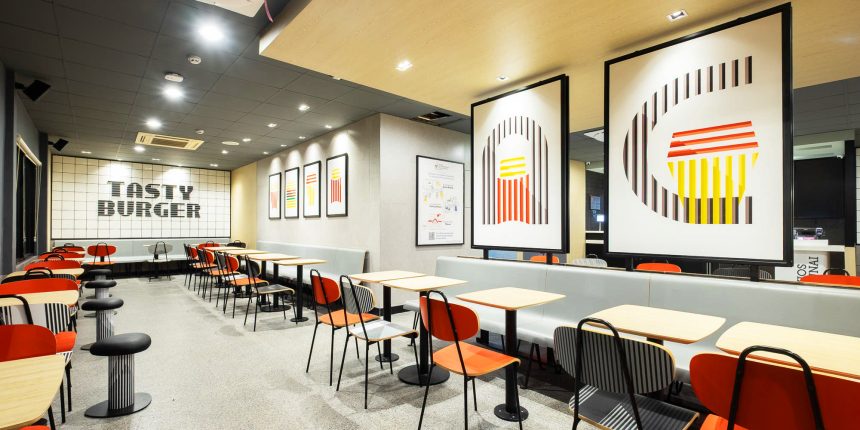 Berlokasi di Jl. Raya Puncak KM 80, Desa Leuwimalang, Kecamatan Cisarua, McDonald’s Puncak hadir melayani pelanggan selama 24 jam. Restoran ini memiliki kapasitas hingga 158 kursi dan dilengkapi berbagai fasilitas seperti area bermain anak, musala, teknologi Self-Ordering Kiosk (SOK), Wi-Fi bebas biaya, hingga layanan Drive Thru yang ditunjang dengan area parkir yang memadai. (dok. McDonald’s Indonesia).