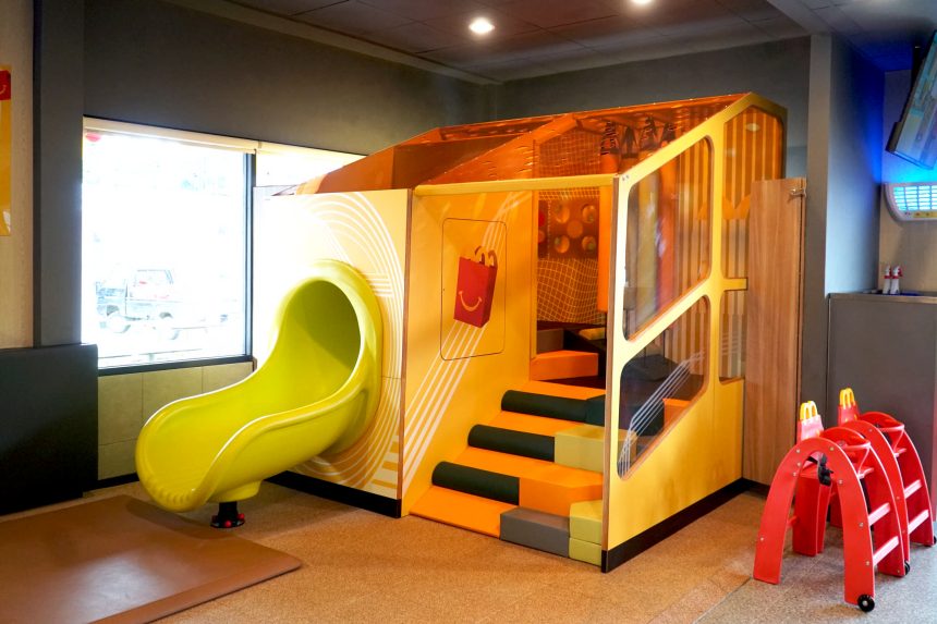 Berlokasi di Jl. Raya Puncak KM 80, Desa Leuwimalang, Kecamatan Cisarua, McDonald’s Puncak hadir melayani pelanggan selama 24 jam. Restoran ini memiliki kapasitas hingga 158 kursi dan dilengkapi berbagai fasilitas seperti area bermain anak, musala, teknologi Self-Ordering Kiosk (SOK), Wi-Fi bebas biaya, hingga layanan Drive Thru yang ditunjang dengan area parkir yang memadai. (dok. McDonald’s Indonesia).