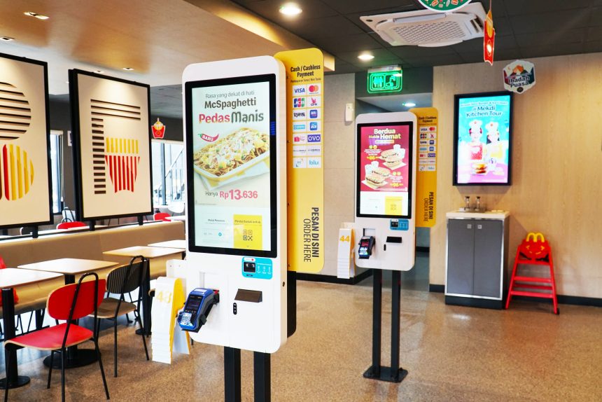 Berlokasi di Jl. Raya Puncak KM 80, Desa Leuwimalang, Kecamatan Cisarua, McDonald’s Puncak hadir melayani pelanggan selama 24 jam. Restoran ini memiliki kapasitas hingga 158 kursi dan dilengkapi berbagai fasilitas seperti area bermain anak, musala, teknologi Self-Ordering Kiosk (SOK), Wi-Fi bebas biaya, hingga layanan Drive Thru yang ditunjang dengan area parkir yang memadai. (dok. McDonald’s Indonesia).