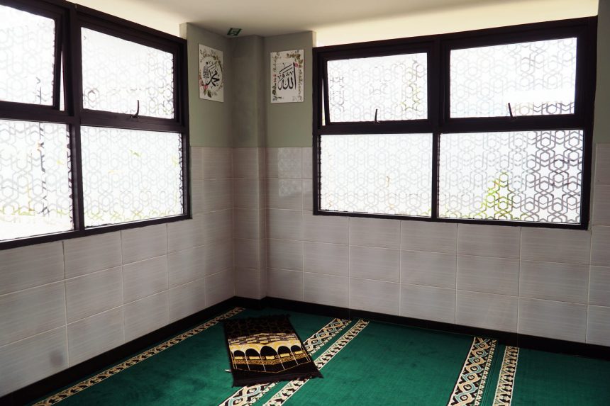 Berlokasi di Jl. Raya Puncak KM 80, Desa Leuwimalang, Kecamatan Cisarua, McDonald’s Puncak hadir melayani pelanggan selama 24 jam. Restoran ini memiliki kapasitas hingga 158 kursi dan dilengkapi berbagai fasilitas seperti area bermain anak, musala, teknologi Self-Ordering Kiosk (SOK), Wi-Fi bebas biaya, hingga layanan Drive Thru yang ditunjang dengan area parkir yang memadai. (dok. McDonald’s Indonesia).