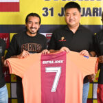 Foto: Partnership signing ceremony dihadiri (ki-ka) pemain Borneo FC Nadeo Argawinata, Asisten Manager Borneo FC Samarinda Farid Abubakar, Febrian Adiputra, Head of Energy & Sport Nutrition Category Extrajoss dan pemain Borneo FC Christophe Nduwarugira.