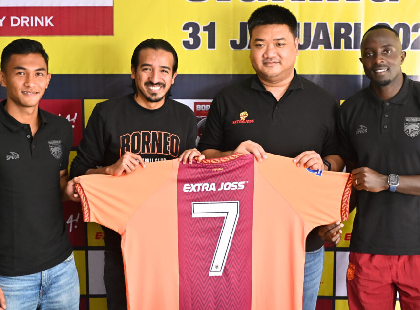 Foto: Partnership signing ceremony dihadiri (ki-ka) pemain Borneo FC Nadeo Argawinata, Asisten Manager Borneo FC Samarinda Farid Abubakar, Febrian Adiputra, Head of Energy & Sport Nutrition Category Extrajoss dan pemain Borneo FC Christophe Nduwarugira.