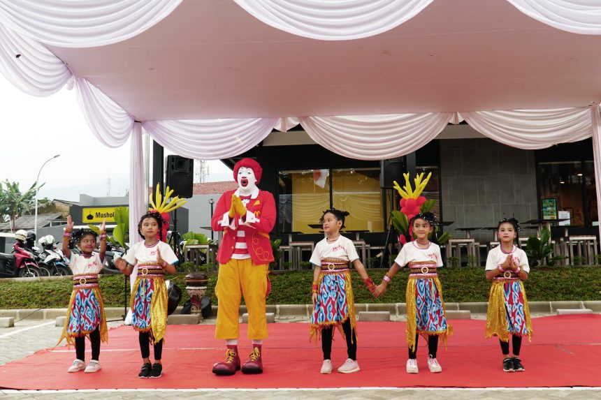 Acara pembukaan McDonald’s Puncak dimeriahkan dengan penampilan klub anak McKids serta atraksi dari Ronald McDonald. Pada kesempatan yang sama, Wawan Setiawan, Associate Director of Operations PT Rekso Nasional Food melakukan penyerahan simbolis Janji Merek McDonald’s kepada Restaurant General Manager McDonald’s Puncak sebagai bentuk kesiapan untuk menghadirkan layanan berkualitas yang berorientasi pada kepuasan pelanggan. (dok. McDonald’s Indonesia).