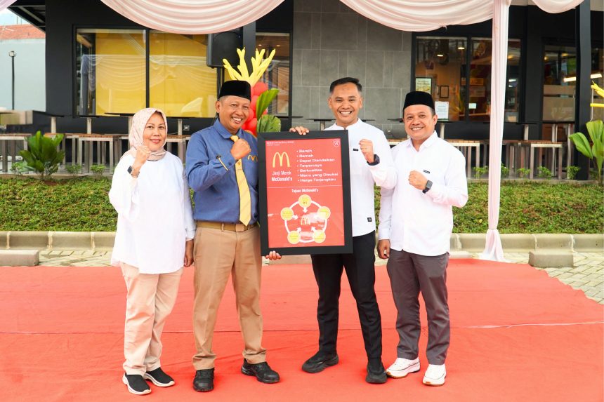 Acara pembukaan McDonald’s Puncak dimeriahkan dengan penampilan klub anak McKids serta atraksi dari Ronald McDonald. Pada kesempatan yang sama, Wawan Setiawan, Associate Director of Operations PT Rekso Nasional Food melakukan penyerahan simbolis Janji Merek McDonald’s kepada Restaurant General Manager McDonald’s Puncak sebagai bentuk kesiapan untuk menghadirkan layanan berkualitas yang berorientasi pada kepuasan pelanggan. (dok. McDonald’s Indonesia).