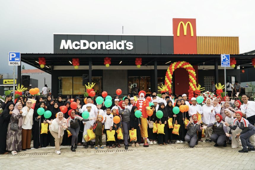 McDonald’s Indonesia berbagi keceriaan bersama 50 anak yatim piatu dari Desa Leuwimalang serta mendonasikan karpet salat untuk mendukung fasilitas ibadah di Musala Al Aman. Inisiatif ini menjadi wujud komitmen berkelanjutan McDonald’s Indonesia dalam menghadirkan kontribusi positif bagi komunitas di sekitar McDonald’s Puncak. (dok. McDonald’s Indonesia).