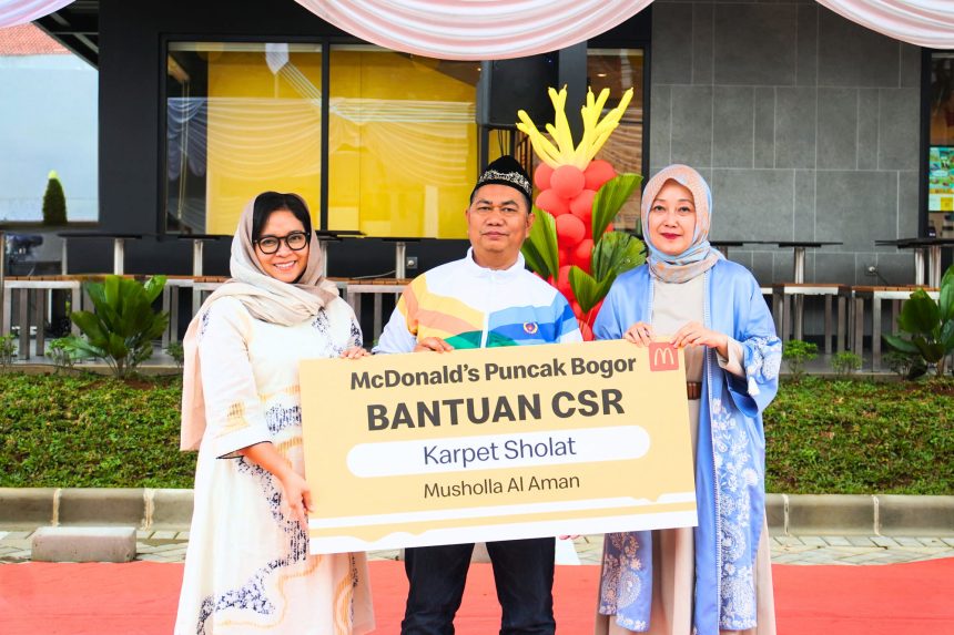 McDonald’s Indonesia berbagi keceriaan bersama 50 anak yatim piatu dari Desa Leuwimalang serta mendonasikan karpet salat untuk mendukung fasilitas ibadah di Musala Al Aman. Inisiatif ini menjadi wujud komitmen berkelanjutan McDonald’s Indonesia dalam menghadirkan kontribusi positif bagi komunitas di sekitar McDonald’s Puncak. (dok. McDonald’s Indonesia).