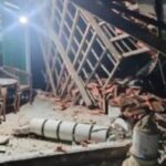 Teras rumah warga di Ploso, Pacitan ambruk akibat gempa. Foto: Tangkapan layar video warga