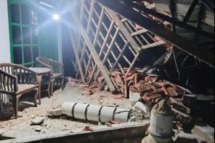 Teras rumah warga di Ploso, Pacitan ambruk akibat gempa. Foto: Tangkapan layar video warga