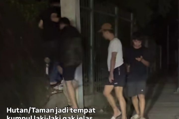 Rekaman memperlihatkan sekumpulan pria masuk ke Taman Kota di kawasan Cawang, Kelurahan Kebon Pala, Kecamatan Makasar, Jakarta Timur pada dini hari. Foto: Tangkap layar IG @ijoel