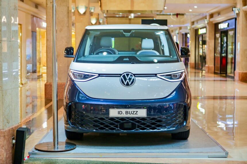 Volkswagen menghadirkan ID. Buzz lebih dekat ke publik melalui rangkaian showcase di pusat perbelanjaan dan kawasan bisnis utama di sejumlah kota besar sepanjang Februari
