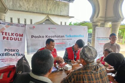Petugas medis AdMedika dan TelkoMedika melakukan pemeriksaan tekanan darah kepada warga terdampak banjir dan tanah longsor di Mesjid Bandar Mahligai, Desa Bandar Magligai, Kec Sekerak, Aceh Tamiang, Jumat (9/1). Foto: Telkom Indonesia