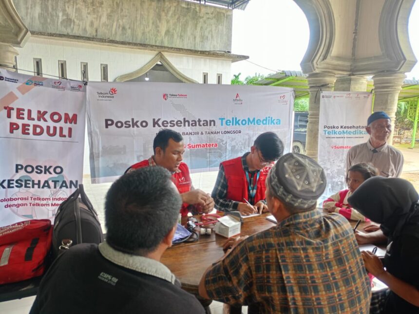 Petugas medis AdMedika dan TelkoMedika melakukan pemeriksaan tekanan darah kepada warga terdampak banjir dan tanah longsor di Mesjid Bandar Mahligai, Desa Bandar Magligai, Kec Sekerak, Aceh Tamiang, Jumat (9/1). Foto: Telkom Indonesia