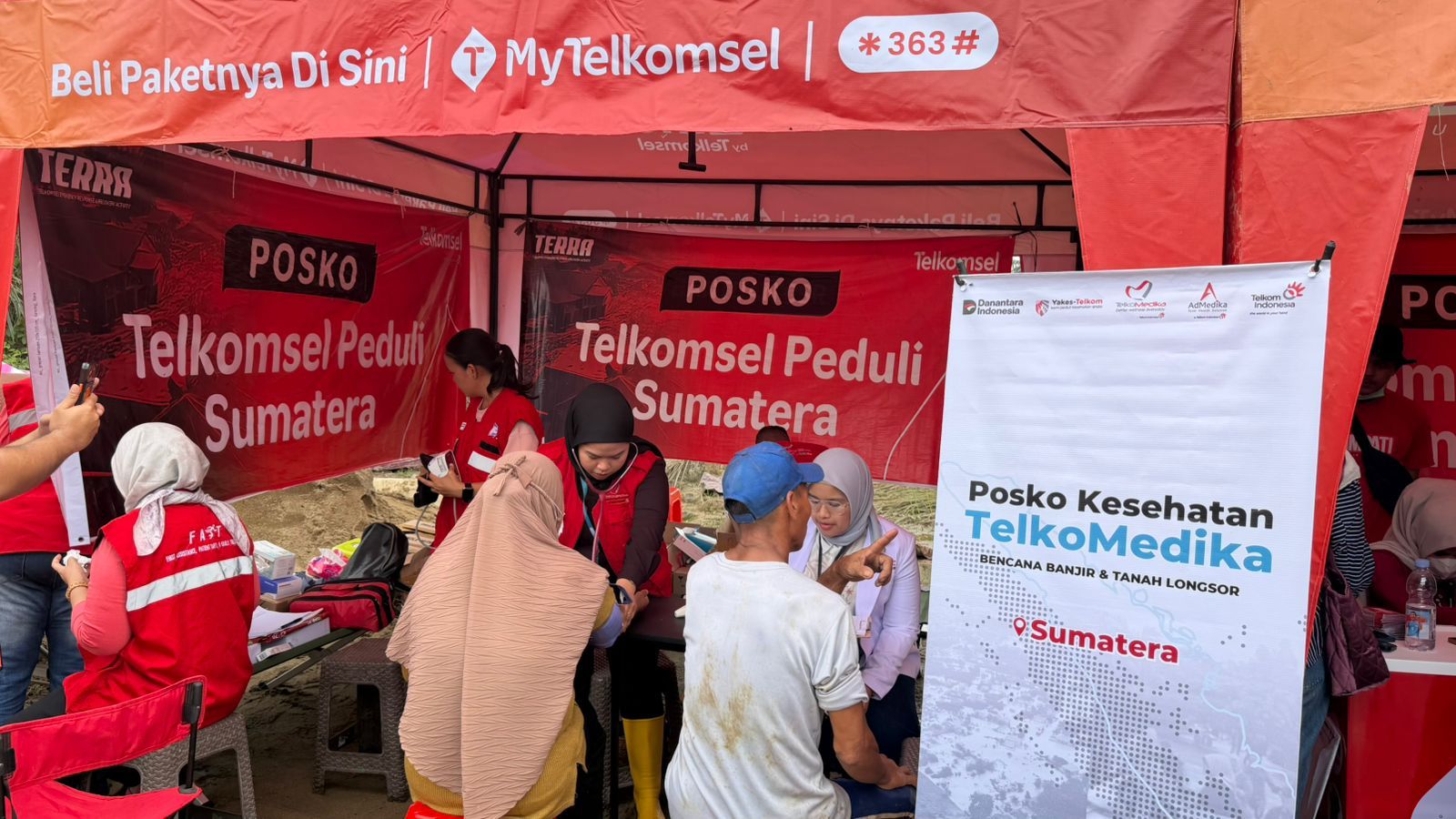 Petugas medis AdMedika dan TelkoMedika memberikan pelayanan kesehatan kepada warga terdampak bencana di wilayah Sumatera melalui Posko Kesehatan di Mesjid Baiturridha, Kampung Sukajadi Paya Bujuk, Kecamatan Karangbaru, Aceh Tamiang, Jumat (7/1). Foto: Telkom Indonesia