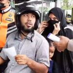 Unit Satlantas Wilayah Jakarta Timur menghentikan pengendara motor yang tidak memakai helm di kawasan Halim Lama, Kecamatan Jatinegara, dalam Operasi Keselamatan Jaya 2026 digelar selama dua pekan, Senin (2/2/2026). Foto: Joesvicar Iqbal/ipol.id