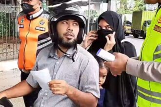 Unit Satlantas Wilayah Jakarta Timur menghentikan pengendara motor yang tidak memakai helm di kawasan Halim Lama, Kecamatan Jatinegara, dalam Operasi Keselamatan Jaya 2026 digelar selama dua pekan, Senin (2/2/2026). Foto: Joesvicar Iqbal/ipol.id