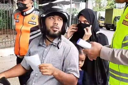Unit Satlantas Wilayah Jakarta Timur menghentikan pengendara motor yang tidak memakai helm di kawasan Halim Lama, Kecamatan Jatinegara, dalam Operasi Keselamatan Jaya 2026 digelar selama dua pekan, Senin (2/2/2026). Foto: Joesvicar Iqbal/ipol.id
