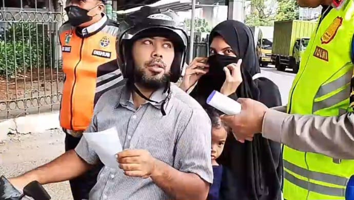 Unit Satlantas Wilayah Jakarta Timur menghentikan pengendara motor yang tidak memakai helm di kawasan Halim Lama, Kecamatan Jatinegara, dalam Operasi Keselamatan Jaya 2026 digelar selama dua pekan, Senin (2/2/2026). Foto: Joesvicar Iqbal/ipol.id