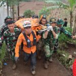 Tim SAR gabungan dalam evakuasi para korban longsor di Desa Pasirlangu, Kecamatan Cisarua, Kabupaten Bandung Barat, Provinsi Jawa Barat, Senin (26/1/2026). Foto: Ist