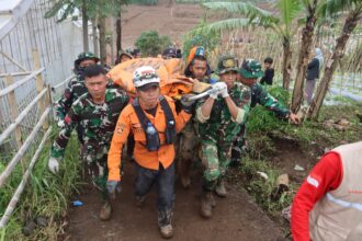 Tim SAR gabungan dalam evakuasi para korban longsor di Desa Pasirlangu, Kecamatan Cisarua, Kabupaten Bandung Barat, Provinsi Jawa Barat, Senin (26/1/2026). Foto: Ist