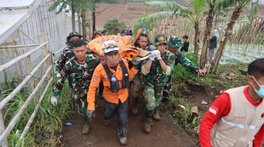 Tim SAR gabungan dalam evakuasi para korban longsor di Desa Pasirlangu, Kecamatan Cisarua, Kabupaten Bandung Barat, Provinsi Jawa Barat, Senin (26/1/2026). Foto: Ist