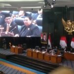 Anggota Fraksi Golkar DPRD DKI, Ramly HI Muhammad saat melakukan interupsi dalam sidang Paripurna.(foto dok ipol.id)