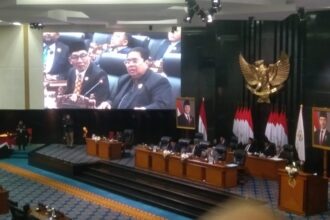 Anggota Fraksi Golkar DPRD DKI, Ramly HI Muhammad saat melakukan interupsi dalam sidang Paripurna.(foto dok ipol.id)