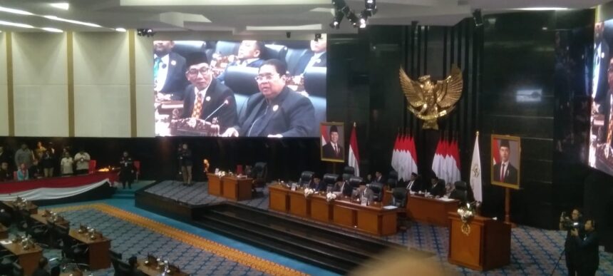 Anggota Fraksi Golkar DPRD DKI, Ramly HI Muhammad saat melakukan interupsi dalam sidang Paripurna.(foto dok ipol.id)