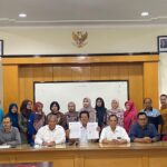 Ketua Yayasan Perkumpulan Pembina Lembaga Pendidikan Perguruan Tinggi Persatuan Guru Republik Indonesia (PPLP-PT PGRI) Malang, Agus Priyono, bereama Rektor Unikama Sudi Dul Aji, dan seluruh civitas akademika Universitas PGRI Kanjuruhan Malang dalam pernyataannya, Selasa (3/2/2026). Foto: Ist