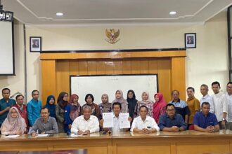 Ketua Yayasan Perkumpulan Pembina Lembaga Pendidikan Perguruan Tinggi Persatuan Guru Republik Indonesia (PPLP-PT PGRI) Malang, Agus Priyono, bereama Rektor Unikama Sudi Dul Aji, dan seluruh civitas akademika Universitas PGRI Kanjuruhan Malang dalam pernyataannya, Selasa (3/2/2026). Foto: Ist