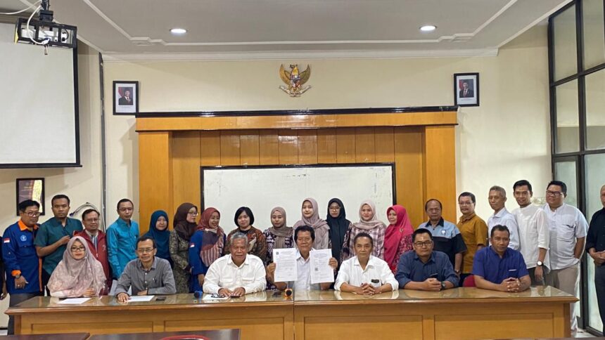 Ketua Yayasan Perkumpulan Pembina Lembaga Pendidikan Perguruan Tinggi Persatuan Guru Republik Indonesia (PPLP-PT PGRI) Malang, Agus Priyono, bereama Rektor Unikama Sudi Dul Aji, dan seluruh civitas akademika Universitas PGRI Kanjuruhan Malang dalam pernyataannya, Selasa (3/2/2026). Foto: Ist