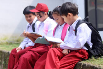 Ilustrasi, siswa SD di Ngada, NTT, meninggal dunia diduga karena tak mampu membeli buku dan alat tulis. Foto: Istcok @Rani Nurlaela Desandi