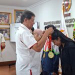 Sekjen KONI pusat TB Lukman Djajadikusuma menyerahkan pengalihan medali juara kickboxing PON 2024 secara resmi di Gedung KONI Pusat, Gelora Bung Karno, Jakarta, Selasa (3/2/2026). Foto/ipol
