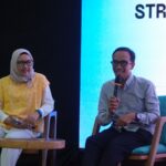 Direktur Sistem Informasi Universitas Islam Indonesia (UII) Mukhammad Andri Setiawan, S.T., M.Sc., Ph.D. (kanan) pada talkshow sesi Higher Education yang membahas strategi peningkatan produktivitas kampus melalui solusi digital, Selasa (27/1). Foto: Telkom Indonesia