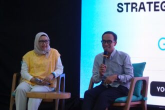 Direktur Sistem Informasi Universitas Islam Indonesia (UII) Mukhammad Andri Setiawan, S.T., M.Sc., Ph.D. (kanan) pada talkshow sesi Higher Education yang membahas strategi peningkatan produktivitas kampus melalui solusi digital, Selasa (27/1). Foto: Telkom Indonesia